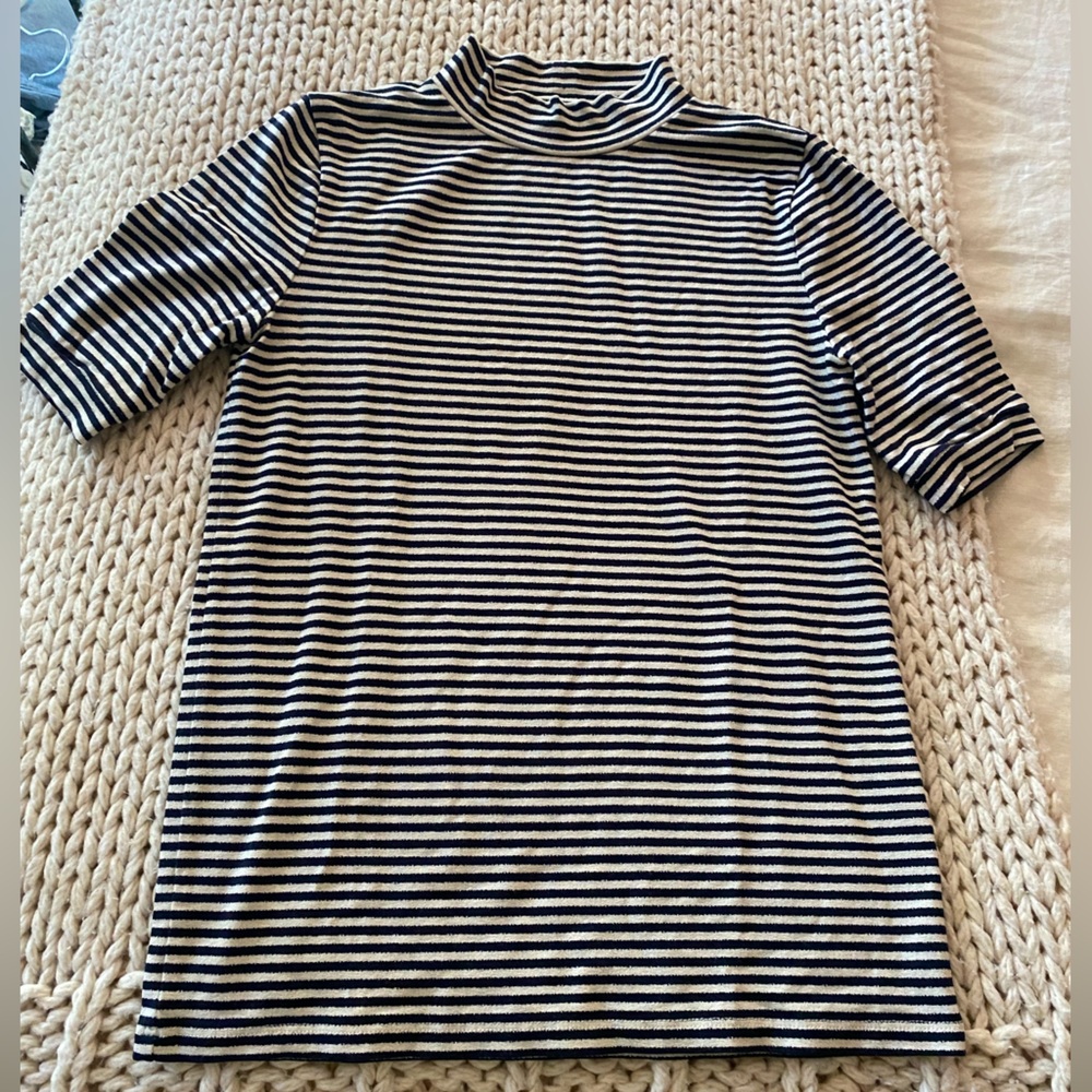 Madewell mock neck shirt. Stretchy fabric. Most likely xxs. No tag. Black/white